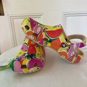 NWT Crocs “shitake” fruit salad sz 8 women, 6 men great colors for summer